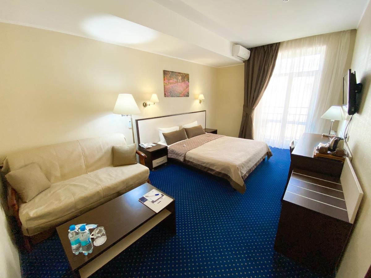 โรงแรมทีทราลนี Zaporizhia ภายนอก รูปภาพ